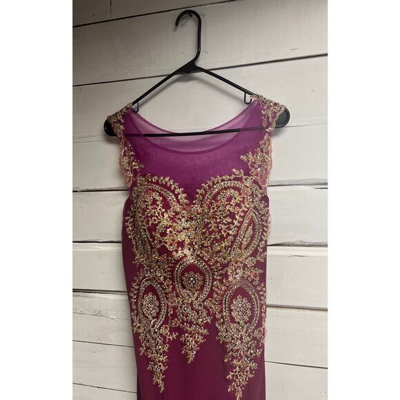Absolutely Gorgeous Form-Fitting Mermaid Style Evening Gown w/ Gold Embroidery - Picture 4 of 8